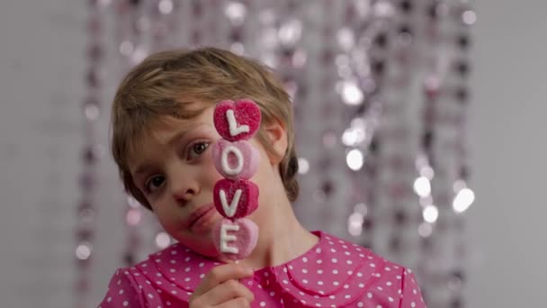 Κορίτσι Των Ετών Κρατάει Ζαχαρωτά Σχήμα Καρδιάς Υψηλής Ποιότητας Πλάνα — Αρχείο Βίντεο