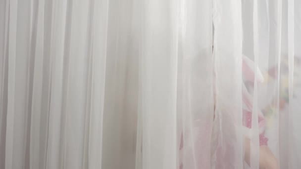 Девушка Лет Одета Розовое Платье Пасхальными Кроличьими Ушами Высококачественные Кадры — стоковое видео