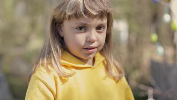 Κοντινό Πλάνο Ενός Κοριτσιού Ετών Ντυμένου Κίτρινο Πουλόβερ Υψηλής Ποιότητας — Αρχείο Βίντεο