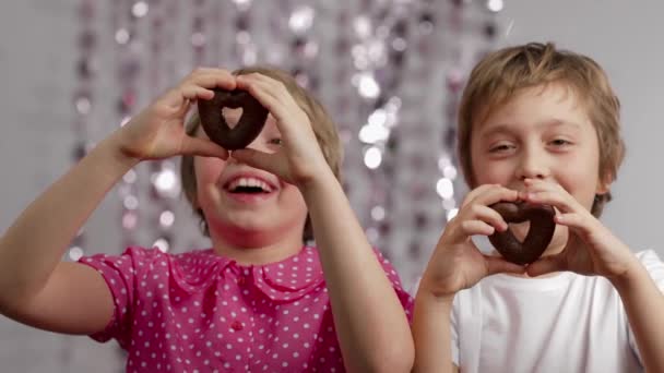 Μελόψωμο Σχήμα Καρδιάς Στα Χέρια Κοριτσιού Και Αγοριού Μέτριο Πλάνο — Αρχείο Βίντεο