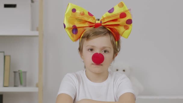 Caucasian Girl Clowns Bow Sits Table End Shows Her Character — Vídeo de stock