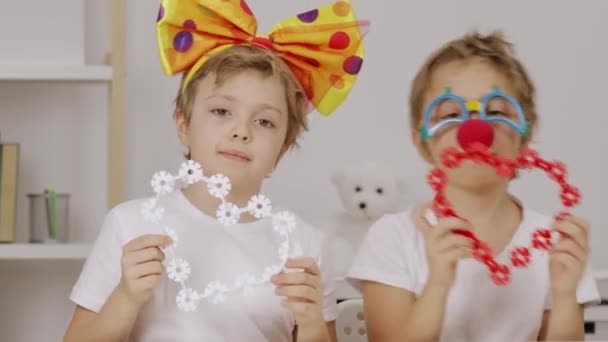 Two Children Clowns Bow Eye Glasses Keep Two Hearts High — Vídeo de stock