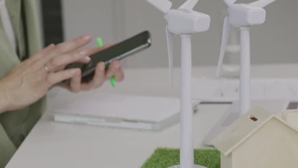 Model Wind Turbines Female Smartphone Out Focus High Quality Footage — Vídeos de Stock