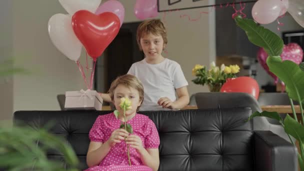 Boy Girl Sofa Decorated Room Valentines Day High Quality Footage — Wideo stockowe