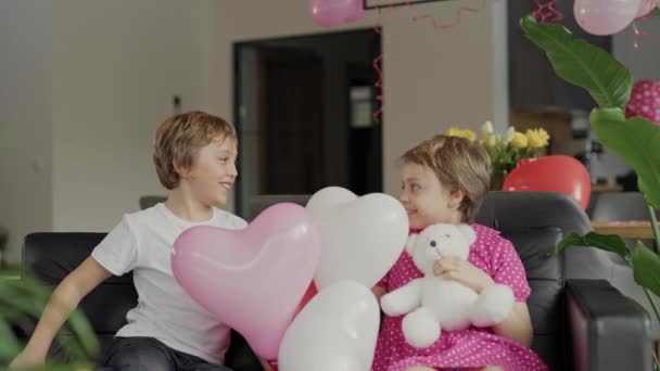 Boy Girl Sitting Sofa Decorated Room Valentines Day High Quality — Vídeo de stock