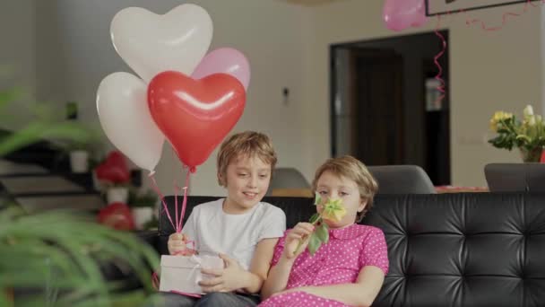 Хлопчик Дівчинка Знаходяться Прикрашеній Кімнаті День Святого Валентина Кадри Високої — стокове відео