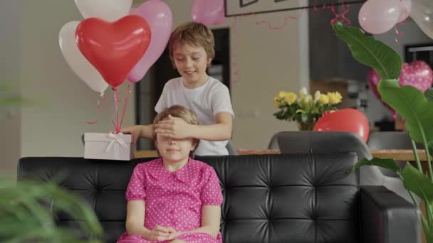 Boy Girl Sofa Decorated Room Valentines Day High Quality Footage — Vídeo de stock