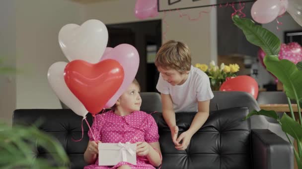 Boy Girl Sofa Decorated Room Valentines Day High Quality Footage — Stockvideo