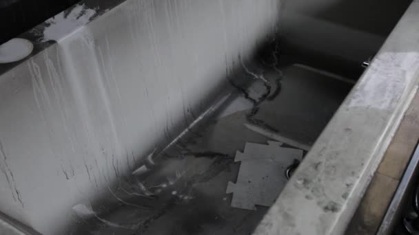 Μοντέρνο Μπάνιο Καλυμμένο Καπνό Μαύρο Μετά Φωτιά Στο Σπίτι Υψηλής — Αρχείο Βίντεο