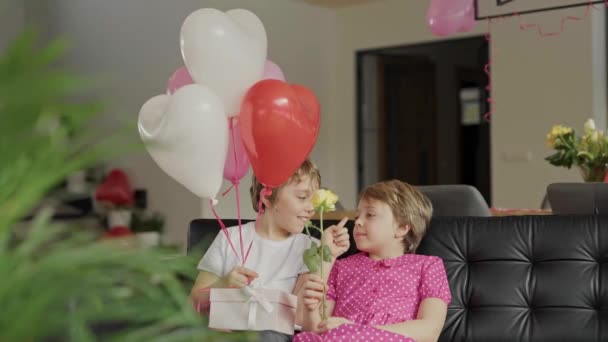 Boy Girl Decorated Room Valentines Day High Quality Footage — Vídeos de Stock