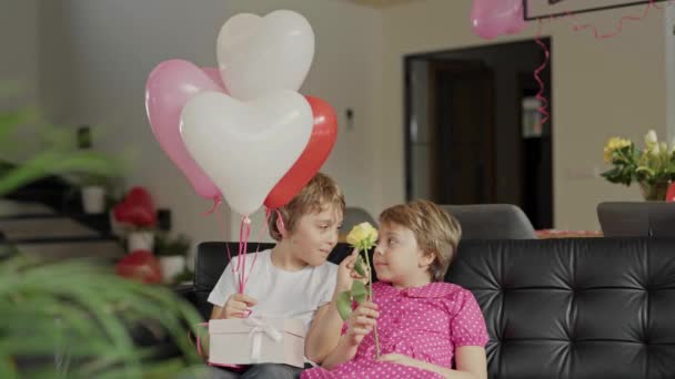 Boy Girl Decorated Room Valentines Day High Quality Footage — Stok Video