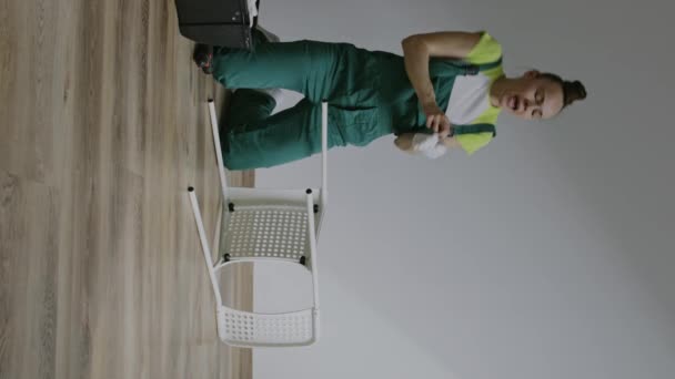 Female Assembling Chair High Quality Footage — Vídeo de Stock