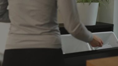Kadın, çöp kutusuna karton kağıt atıyor. Yüksek kalite 4k görüntü