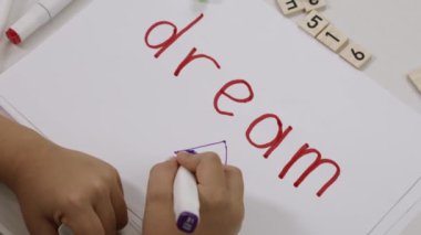 Kelime DREAM kağıda bir çocuk tarafından yazılmış. Yüksek kalite 4k görüntü