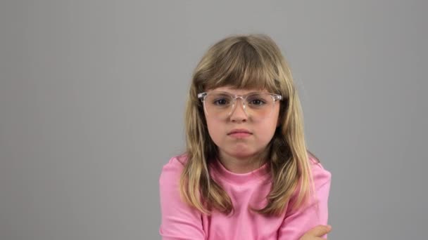Yaşındaki Bir Kız Kameranın Önünde Memnuniyetsizliğini Gösterir Yüksek Kalite Görüntü — Stok video