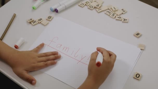 Woord Familie Geschreven Door Een Kind Een Papier Hoge Kwaliteit — Stockvideo