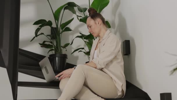 Жінка Працює Ноутбуці Сидячи Сталевих Сходах Високоякісні Кадри — стокове відео