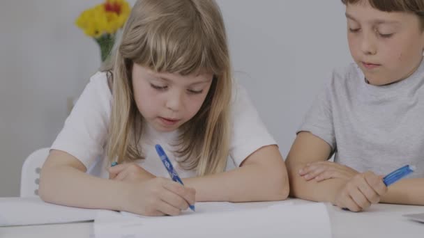 Boy Years Old Helps His Younger Sister Make Her Homework — Stok Video