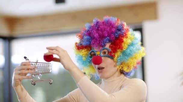 Vrouwelijke Clown Een Kleurrijke Pruik Bril Met Rode Neus Hoge — Stockvideo