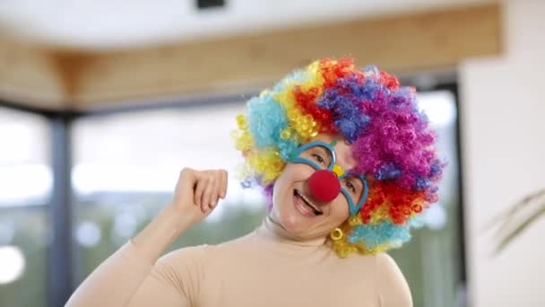 Vrouwelijke Clown Een Kleurrijke Pruik Bril Met Rode Neus Danst — Stockvideo