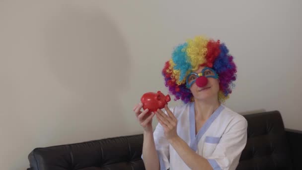 Medical Sister Clowns Wig Red Nose Eyeglasses Shows Red Piggy — Vídeo de Stock