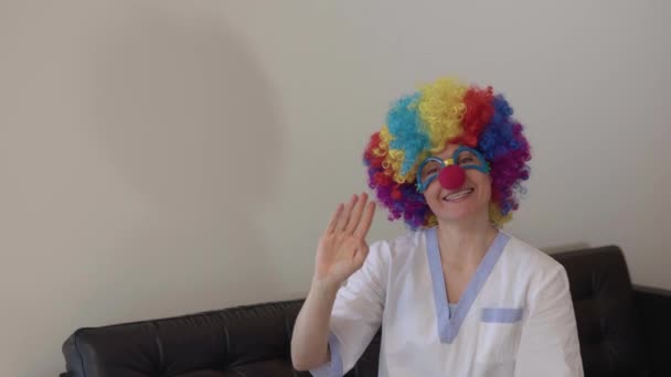 Medical Sister Clowns Wig Red Nose Eyeglasses Waving Others High — Stock Video