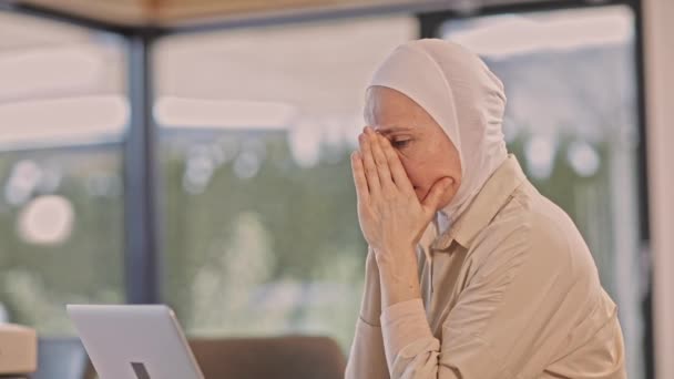 Muselman Kvinna Hennes 40S Hijab Framför Laptop Högkvalitativ Fullhd Film — Stockvideo