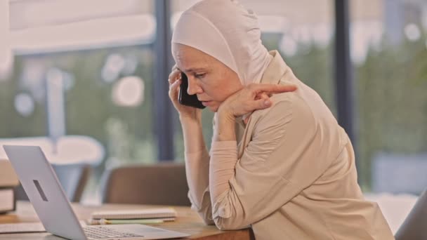 Muslim Female Hijab Speaking Phone Feels Depressed High Quality Fullhd — Vídeo de Stock