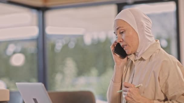 Muslim Female Her 40S Hijab Speaking Phone High Quality Fullhd — Vídeo de Stock