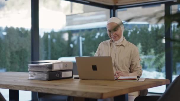 Mulher Bonito Hijab Está Sentado Mesa Frente Laptop Imagens Alta — Vídeo de Stock