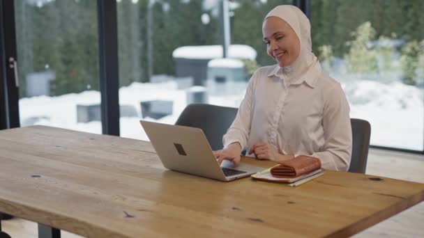 Femme Mignonne Dans Hijab Est Assis Table Devant Ordinateur Portable — Video