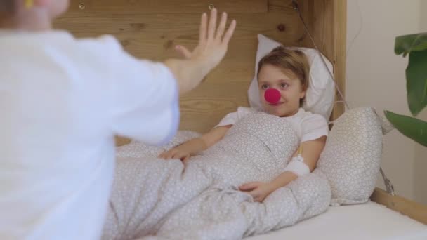 Medical Sister Professional Uniform Red Nose Plays Girl Her Hospital — Vídeo de Stock