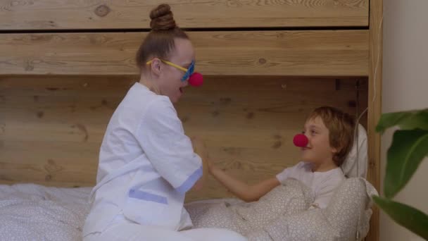 Medical Sister Professional Uniform Red Nose Plays Boy His Hospital — Vídeo de Stock