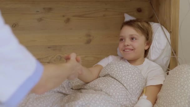 Дівчинка Років Потискає Руку Медичній Сестрі Яка Знаходиться Лікарняному Ліжку — стокове відео