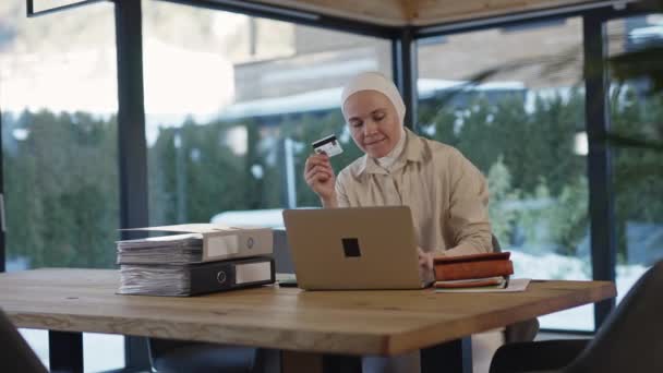 Cute Kobieta Hidżabie Jest Zakupy Online Wysokiej Jakości Materiał — Wideo stockowe