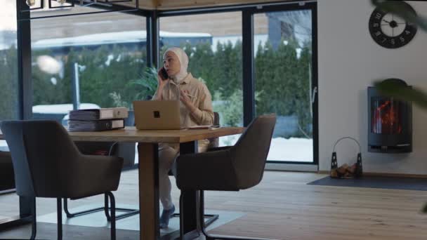 Słodka Kobieta Hidżabie Siedzi Przy Stole Przed Laptopem Wysokiej Jakości — Wideo stockowe