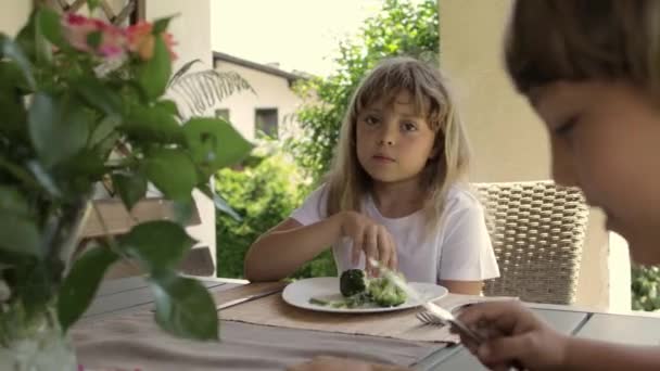 Girl Years Old Has Broccoli Lunch High Quality Footage — Vídeo de stock