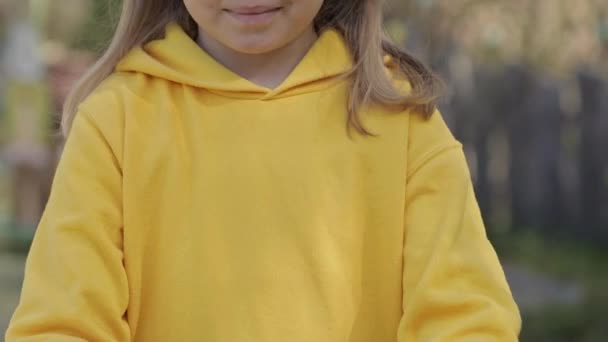 Flicka Klädd Gul Pullover Håller Dekorerade Påskägg Handflatorna Högkvalitativ Film — Stockvideo