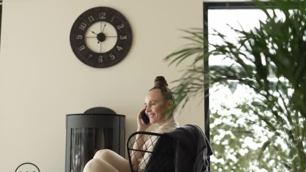 Female Sits Armchair Close Real Chimney High Quality Footage — Αρχείο Βίντεο