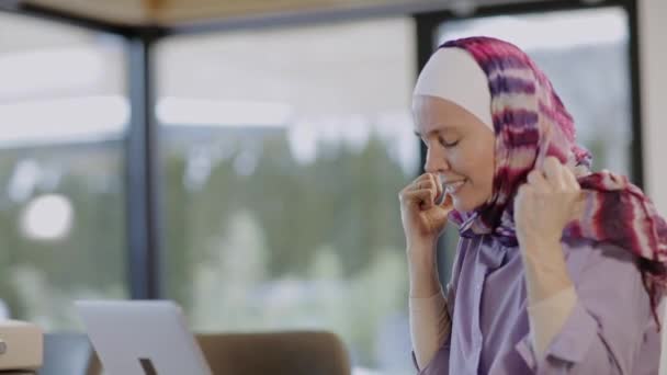 Женщина Хиджабе Сидит Столом Перед Ноутбуком Высококачественные Кадры — стоковое видео