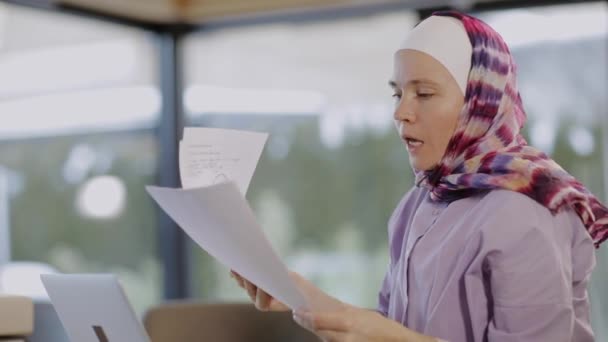 Mujer Hiyab Está Revisando Algunos Papeles Imágenes Fullhd Alta Calidad — Vídeos de Stock