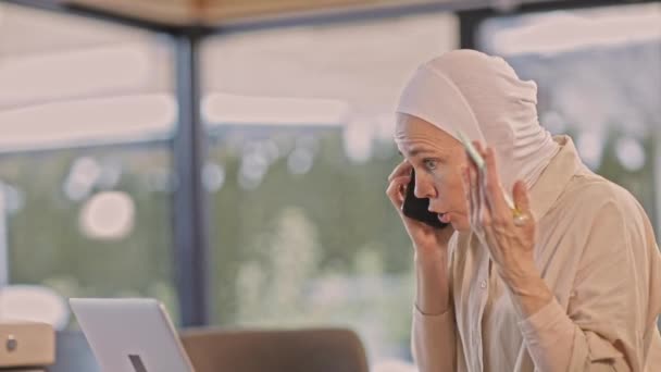 Muslim Female Her 40S Hijab Speaking Phone High Quality Fullhd — Vídeo de Stock