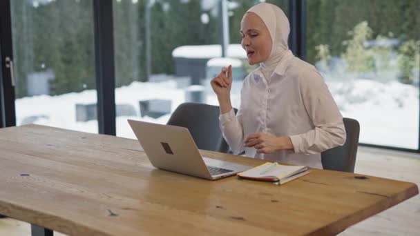 Mulher Bonito Hijab Está Sentado Mesa Frente Laptop Imagens Alta — Vídeo de Stock