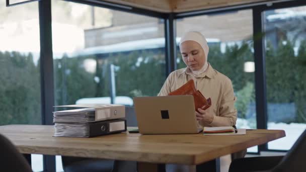 Schattige Vrouw Hijab Zit Aan Tafel Voor Een Laptop Hoge — Stockvideo