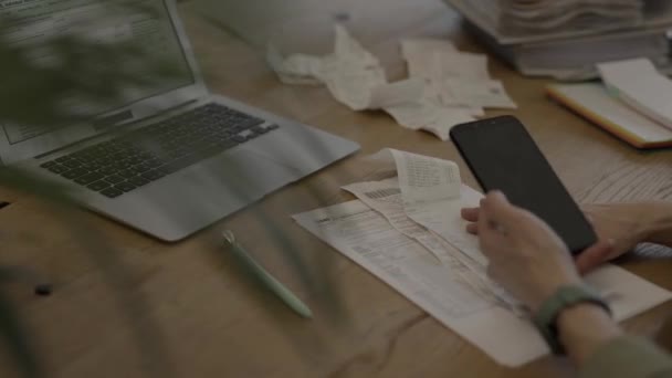 Kadın Telefonuyla Barkodu Tarıyor Faturalar Vergi Formu Bilgisayar Arka Planda — Stok video