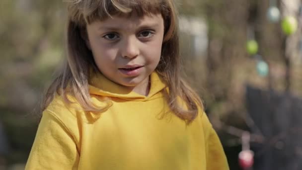 Κοντινό Πλάνο Ενός Κοριτσιού Ετών Ντυμένου Κίτρινο Πουλόβερ Υψηλής Ποιότητας — Αρχείο Βίντεο