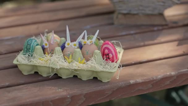 Украшенные Пасхальные Яйца Деревянном Столе Открытом Воздухе Высококачественные Кадры — стоковое видео