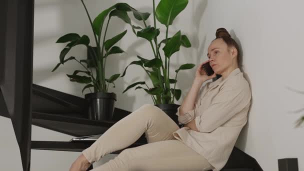 Female Speaks Phone Sitting Steel Stairs High Quality Footage — Video Stock