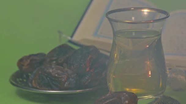Szklanka Tureckiej Herbaty Daty Srebrnym Talerzu Zielonym Ekranie Strzał Pionowy — Wideo stockowe
