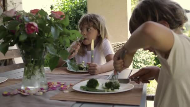 孩子们在吃素食 高质量的4K镜头 — 图库视频影像